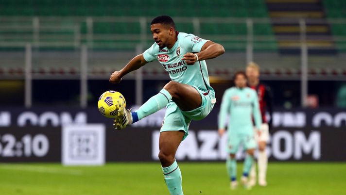 MILAN, ITALY - JANUARY 09: Gleison Bremer of Torino F.C. jumps to control the ball during the Serie A match between AC Milan and Torino FC at Stadio Giuseppe Meazza on January 09, 2021 in Milan, Italy. Sporting stadiums around Italy remain under strict restrictions due to the Coronavirus Pandemic as Government social distancing laws prohibit fans inside venues resulting in games being played behind closed doors. (Photo by Marco Luzzani/Getty Images) MILAN, ITALY - JANUARY 09: Gleison Bremer of Torino F.C. jumps to control the ball during the Serie A match between AC Milan and Torino FC at Stadio Giuseppe Meazza on January 09, 2021 in Milan, Italy. Sporting stadiums around Italy remain under strict restrictions due to the Coronavirus Pandemic as Government social distancing laws prohibit fans inside venues resulting in games being played behind closed doors. (Photo by Marco Luzzani/Getty Images)