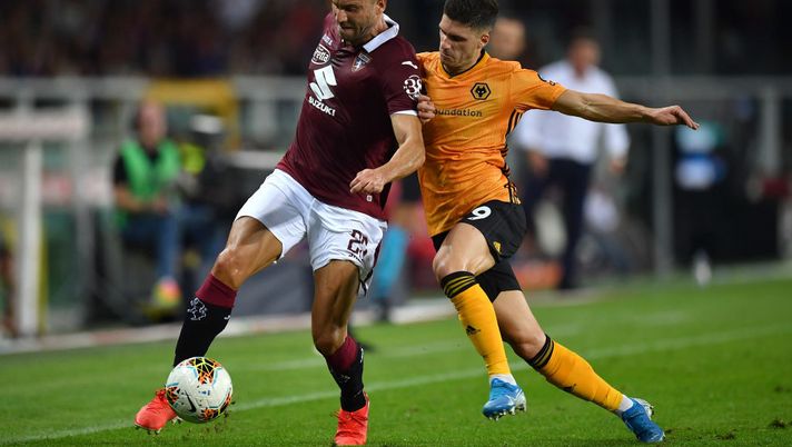 TURIN, ITALY - AUGUST 22:  Lorenzo De Silvestri (L) of Torino is challenged by Ruben Vinagre of Wolverhampton Wanderers during the UEFA Europa League Playoffs 1st Leg match between Torino and  Wolverhampton Wanderers at Stadio Olimpico on August 22, 2019 in Turin, Italy.  (Photo by Valerio Pennicino/Getty Images) 