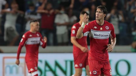 BERGAMO, ITALY - SEPTEMBER 11: Dusan Vlahovic of ACF Fiorentina celebrates after scoring the opening goal during the Serie A match between Atalanta BC and ACF Fiorentina at Gewiss Stadium on September 11, 2021 in Bergamo, Italy. (Photo by Emilio Andreoli/Getty Images) BERGAMO, ITALY - SEPTEMBER 11: Dusan Vlahovic of ACF Fiorentina celebrates after scoring the opening goal during the Serie A match between Atalanta BC and ACF Fiorentina at Gewiss Stadium on September 11, 2021 in Bergamo, Italy. (Photo by Emilio Andreoli/Getty Images)