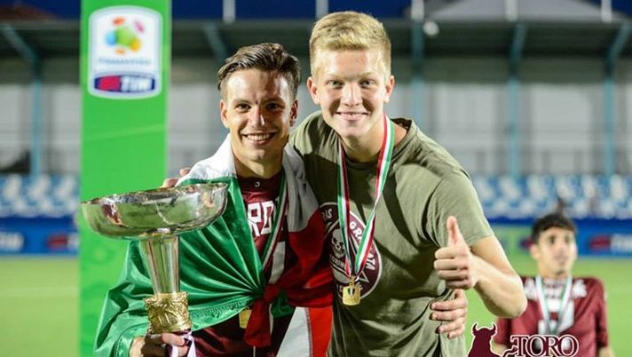 Giovanni Graziano (a sinistra) insieme a Federico Proia, altro centrocampista del Torino, e la Coppa dello Scudetto Primavera (foto Capirossi) 