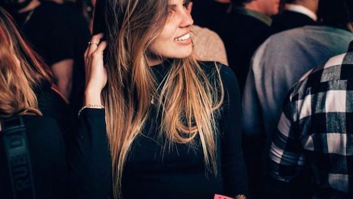 La compagna di Julian Alvarez nella bufera: bambini chiedono selfie al giocatore, lei… - immagine 1