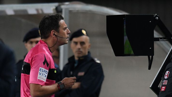 VERONA, ITALY - OCTOBER 30:  Referee Claudio Gavillucci reacts during the Serie A match between Hellas Verona FC and FC Internazionale at Stadio Marc'Antonio Bentegodi on October 30, 2017 in Verona, Italy.  (Photo by Claudio Villa - Inter/Inter via Getty Images)  VERONA, ITALY - OCTOBER 30:  Referee Claudio Gavillucci reacts during the Serie A match between Hellas Verona FC and FC Internazionale at Stadio Marc'Antonio Bentegodi on October 30, 2017 in Verona, Italy.  (Photo by Claudio Villa - Inter/Inter via Getty Images)