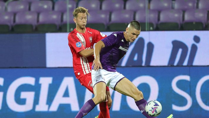 FLORENCE, ITALY - AUGUST 18: Nikola Milenkovic of ACF Fiorentina battles for the ball with Michel Vlap of FC Twente during the UEFA Europa Conference League 2022/23 Play-offs First Leg match between ACF Fiorentina and FC Twente at Artemio Franchi on August 18, 2022 in Florence, Italy. (Photo by Gabriele Maltinti/Getty Images) Vlap: “Fisicità viola impressionante, Milenkovic fa paura. Sulla partita…” - immagine 1