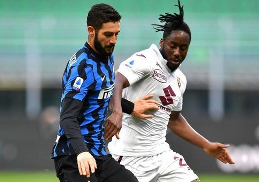  MILAN, ITALY - NOVEMBER 22: Roberto Gagliardini of Inter Milan looks to break past Soualiho Meïté of Torino during the Serie A match between FC Internazionale and Torino FC at Stadio Giuseppe Meazza on November 22, 2020 in Milan, Italy. Sporting stadiums around Italy remain under strict restrictions due to the Coronavirus Pandemic as Government social distancing laws prohibit fans inside venues resulting in games being played behind closed doors. (Photo by Valerio Pennicino/Getty Images) 