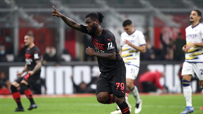 MILAN, ITALY - OCTOBER 16: Franck Kessie of AC Milan celebrates after scoring their team's second goal during the Serie A match between AC Milan and Hellas Verona FC at Stadio Giuseppe Meazza on October 16, 2021 in Milan, Italy. (Photo by Marco Luzzani/Getty Images) Milan-Salernitana 2-0, tutto facile per Pioli: vetta solitaria aspettando il Napoli - immagine 1