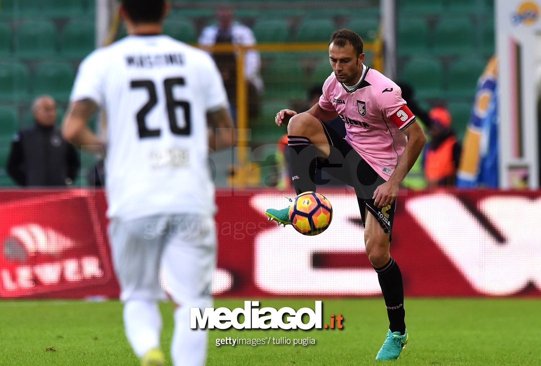  PALERMO, ITALY - NOVEMBER 30:  Roberto Vitiello of Palermo in action during the TIM Cup match between US Citta di Palermo and AC Spezia at Stadio Renzo Barbera on November 30, 2016 in Palermo, Italy.  (Photo by Tullio M. Puglia/Getty Images) 