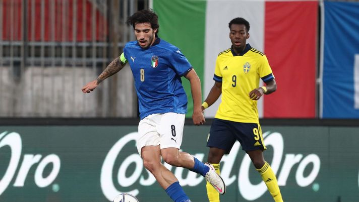 MONZA, ITALY - OCTOBER 12: Sandro Tonali of Italy in action during the 2022 UEFA European Under-21 Championship Qualifier match between Italy and Sweden at Stadio Brianteo on October 12, 2021 in Monza, Italy. (Photo by Marco Luzzani/Getty Images) Under 21, la UEFA apre un’indagine su Italia-Svezia per insulti razzisti - immagine 1