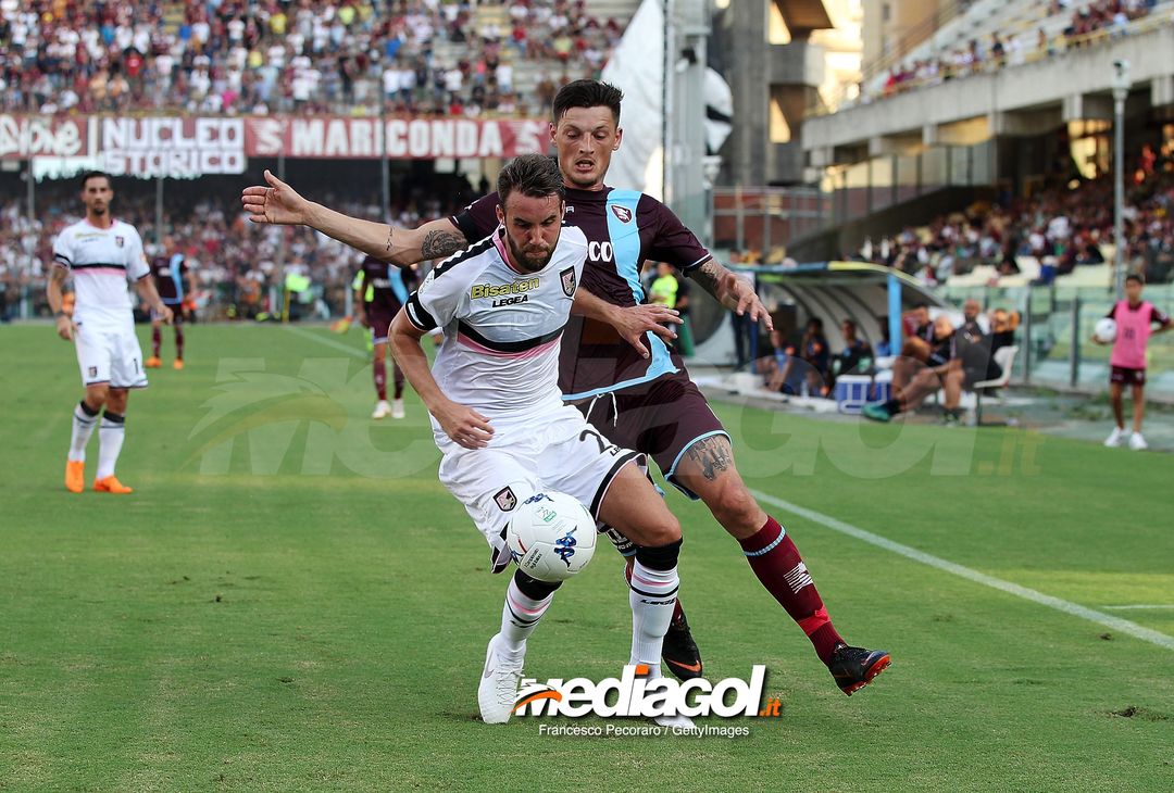  SALERNO, ITALY - AUGUST 25: Player of US Salernitana Milan Djuric vies with US Citta di Palermo player Przemislaw Szyminski during the Serie B match between US Salernitana and US Citta di Palermo on August 25, 2018 in Salerno, Italy.  (Photo by Francesco Pecoraro/Getty Images) 