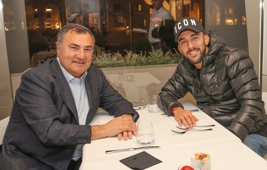 GERMOGLI PH: 23 NOVEMBRE 2022 FIRENZE RISTORANTE GOLDEN VIEW IL DIRETTORE DELLA FIORENTINA JOE BARONE A CEDNA CON IL GIOCATORE GONZALEZ Barone e il patto con Nico Gonzalez: i punti dell’incontro- immagine 2