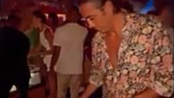 Matri versione barman acrobatico: spettacolo a Ibiza | VIDEO