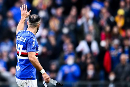 GENOA, ITALY - FEBRUARY 19: Fabio Quagliarella of Sampdoria greets the crowd as he leaves the pitch during the Serie A match between UC Sampdoria and Empoli FC at Stadio Luigi Ferraris on February 19, 2022 in Genoa, Italy. (Photo by Getty Images) Quagliarella, 180 gol in Serie A: “Che giornata. Perfetta”- immagine 2