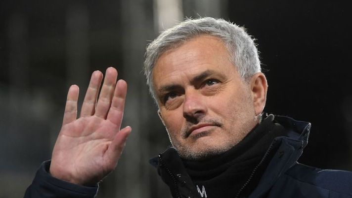 Tottenham Hotspur's Portuguese head coach Jose Mourinho looks on during the English Premier League football match between Fulham and Tottenham Hotspur at Craven Cottage in London on March 4, 2021. (Photo by NEIL HALL / POOL / AFP) / RESTRICTED TO EDITORIAL USE. No use with unauthorized audio, video, data, fixture lists, club/league logos or 'live' services. Online in-match use limited to 120 images. An additional 40 images may be used in extra time. No video emulation. Social media in-match use limited to 120 images. An additional 40 images may be used in extra time. No use in betting publications, games or single club/league/player publications. / (Photo by NEIL HALL/POOL/AFP via Getty Images) UFFICIALE – Clamoroso Roma: José Mourinho è il nuovo allenatore, c’è il comunicato! - immagine 1