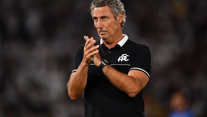 LA SPEZIA, ITALY - AUGUST 14: Spezia Calcio head coach Luca Gotti salutes the crowd during the Serie A match between Spezia Calcio and Empoli FC at Stadio Alberto Picco on August 14, 2022 in La Spezia, Italy. (Photo by Valerio Pennicino/Getty Images) Spezia, aria di stravolgimenti per Gotti: si pensa al cambio di modulo - immagine 1