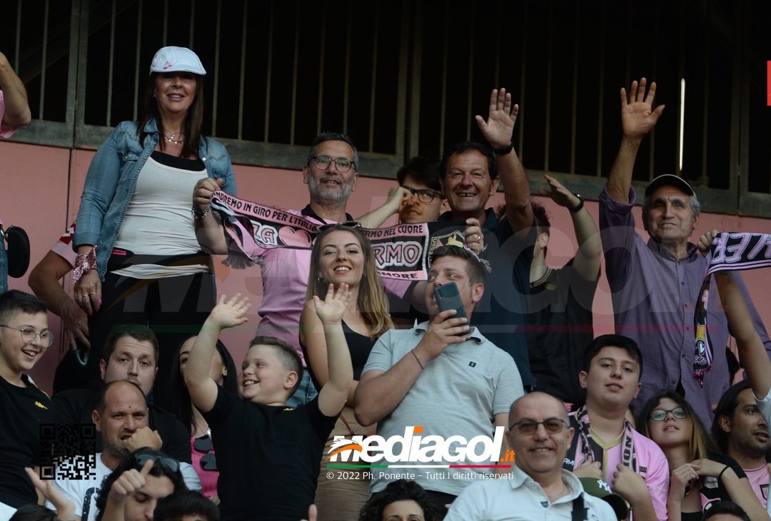 Fototifo, i tifosi allo stadio per Palermo-Feralpisaló 1-0 (gallery) - immagine 103