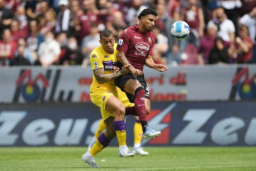 SALERNO, ITALY - APRIL 24: Ederson of US Salernitana vies with Igor of ACF Fiorentina during the Serie A match between US Salernitana and ACF Fiorentina at Stadio Arechi on April 24, 2022 in Salerno, Italy. (Photo by Francesco Pecoraro/Getty Images) Ederson, Fiorentina in fila con le italiane: la Salernitana spara alto- immagine 2
