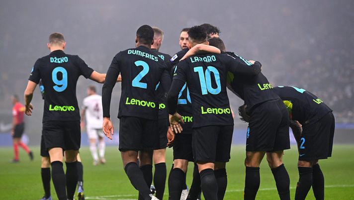 MILAN, ITALY - DECEMBER 22: Denzel Dumfries of FC Internazionale celebrates with teammates after scoring their team's first goal during the Serie A match between FC Internazionale and Torino FC at Stadio Giuseppe Meazza on December 22, 2021 in Milan, Italy. (Photo by Mattia Ozbot - Inter/Inter via Getty Images) MILAN, ITALY - DECEMBER 22: Denzel Dumfries of FC Internazionale celebrates with teammates after scoring their team's first goal during the Serie A match between FC Internazionale and Torino FC at Stadio Giuseppe Meazza on December 22, 2021 in Milan, Italy. (Photo by Mattia Ozbot - Inter/Inter via Getty Images)