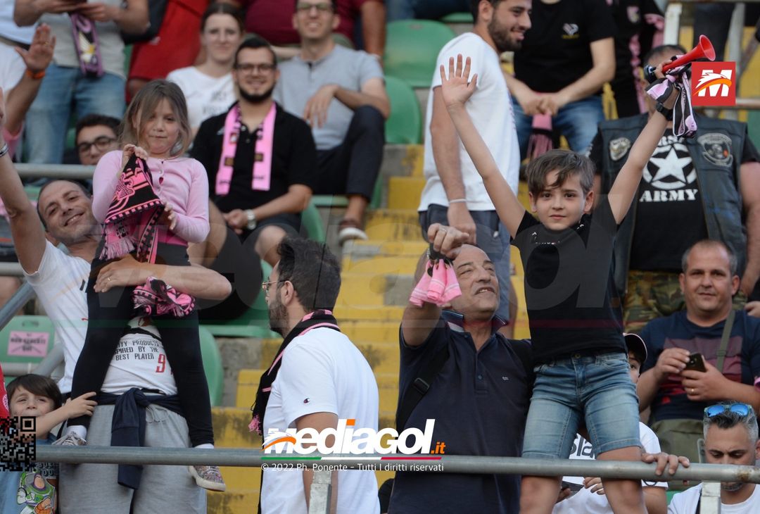 Fototifo, i tifosi allo stadio per Palermo-Feralpisaló 1-0 (gallery) - immagine 8