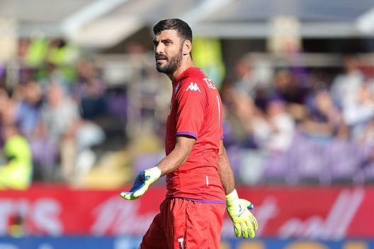 FLORENCE, ITALY - SEPTEMBER 18: Pietro Terracciano goalkeeper of ACF Fiorentina looks on during the Serie A match between ACF Fiorentina and Hellas Verona at Stadio Artemio Franchi on September 18, 2022 in Florence, Italy. (Photo by Gabriele Maltinti/Getty Images) I due dualismi della Fiorentina: attacco e porta, un duello continuo- immagine 2