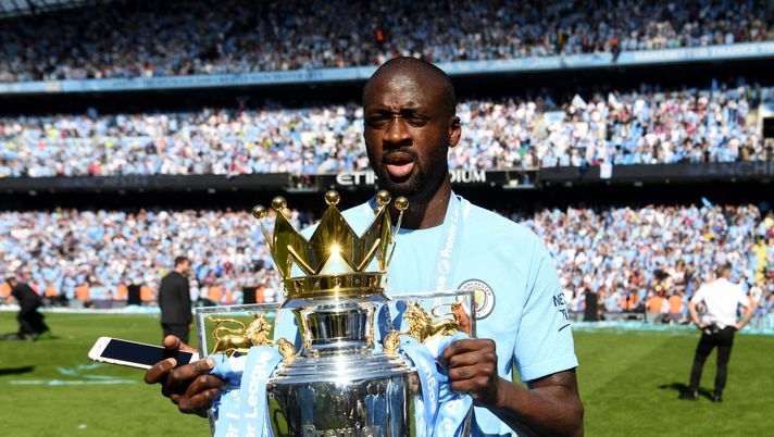 MANCHESTER, ENGLAND - MAY 06: Yaya Toure of Manchester City celebrates with The Premier League Trophy after the Premier League match between Manchester City and Huddersfield Town at Etihad Stadium on May 6, 2018 in Manchester, England. (Photo by Michael Regan/Getty Images) Inghilterra, il Wigan pensa a Yaya Touré: ma lui vuol continuare con gli Under 16 del Tottenham - immagine 1