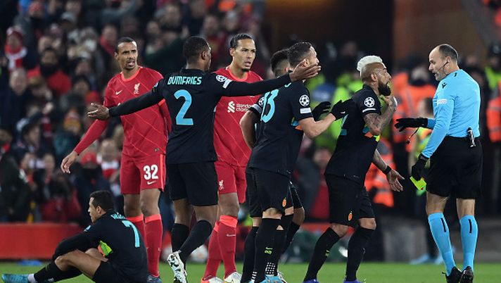LIVERPOOL, ENGLAND - MARCH 08: Referee Antonio Mateu Lahoz sends off Alexis Sanchez of Inter Milan as players react during the UEFA Champions League Round Of Sixteen Leg Two match between Liverpool FC and FC Internazionale at Anfield on March 08, 2022 in Liverpool, England. (Photo by Michael Regan/Getty Images) LIVERPOOL, ENGLAND - MARCH 08: Referee Antonio Mateu Lahoz sends off Alexis Sanchez of Inter Milan as players react during the UEFA Champions League Round Of Sixteen Leg Two match between Liverpool FC and FC Internazionale at Anfield on March 08, 2022 in Liverpool, England. (Photo by Michael Regan/Getty Images)