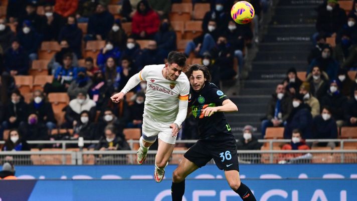 MILAN, ITALY - FEBRUARY 08: AS Roma player Roger Ibanez compete with FC Internazionale player Matteo Darmian during the Coppa Italia match between FC Internazionale and AS Roma at Stadio Giuseppe Meazza on February 08, 2022 in Milan, Italy. (Photo by Luciano Rossi/AS Roma via Getty Images) Fantacalcio Roma, stop per Ibanez: i tempi di recupero. Ecco il possibile sostituto - immagine 1