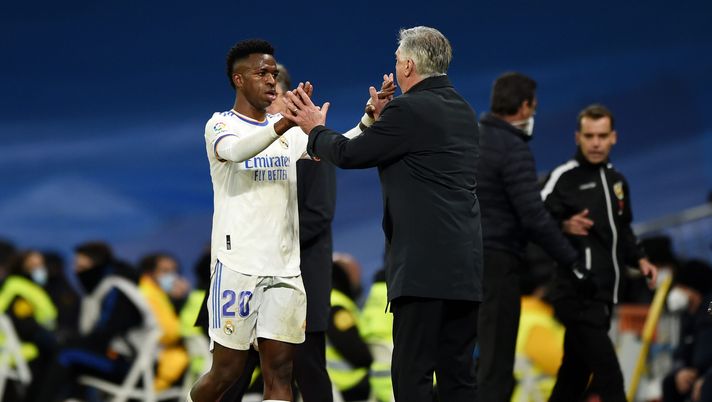 MADRID, SPAIN - NOVEMBER 28: Vinicius Junior of Real Madrid is congratulated by Carlo Ancelotti, Head Coach of Real Madrid after being substituted during the La Liga Santander match between Real Madrid CF and Sevilla FC at Estadio Santiago Bernabeu on November 28, 2021 in Madrid, Spain. (Photo by Denis Doyle/Getty Images) Vinicius, rinnovo sino al 2027: un miliardo di clausola rescissoria e un milione se vince il Pallone d’Oro - immagine 1