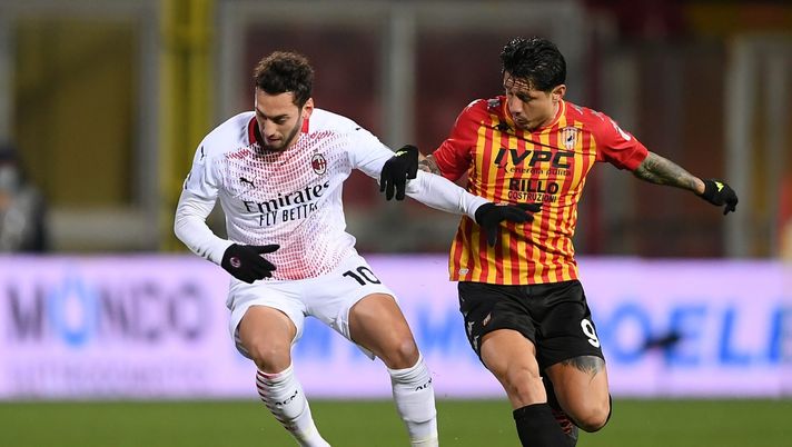 Hakan Calhanoglu AC Milan contro il Benevento (Getty Images) 
