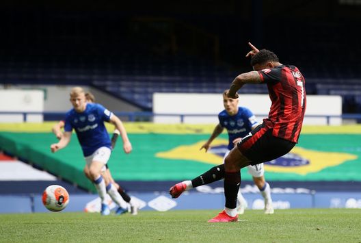 LIVERPOOL, ENGLAND - JULY 26: Joshua King of AFC Bournemouth scores his team's first goal from the penalty spot during the Premier League match between Everton FC and AFC Bournemouth at Goodison Park on July 26, 2020 in Liverpool, England. Football Stadiums around Europe remain empty due to the Coronavirus Pandemic as Government social distancing laws prohibit fans inside venues resulting in all fixtures being played behind closed doors. (Photo by Tim Goode/Pool via Getty Images) LIVERPOOL, ENGLAND - JULY 26: Joshua King of AFC Bournemouth scores his team's first goal from the penalty spot during the Premier League match between Everton FC and AFC Bournemouth at Goodison Park on July 26, 2020 in Liverpool, England. Football Stadiums around Europe remain empty due to the Coronavirus Pandemic as Government social distancing laws prohibit fans inside venues resulting in all fixtures being played behind closed doors. (Photo by Tim Goode/Pool via Getty Images)