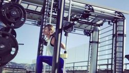 VIDEO / La Canalis si allena e condivide i suoi sforzi con i suoi fans