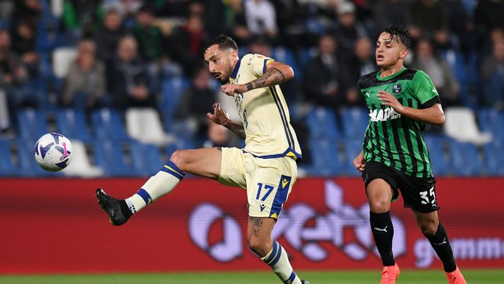 REGGIO NELL'EMILIA, ITALY - OCTOBER 24: Federico Ceccherini of Hellas Verona makes a pass whilst under pressure from Luca D'Andrea of US Sassuolo during the Serie A match between US Sassuolo and Hellas Verona at Mapei Stadium - Citta' del Tricolore on October 24, 2022 in Reggio nell'Emilia, Italy. (Photo by Alessandro Sabattini/Getty Images) napoli sassuolo
