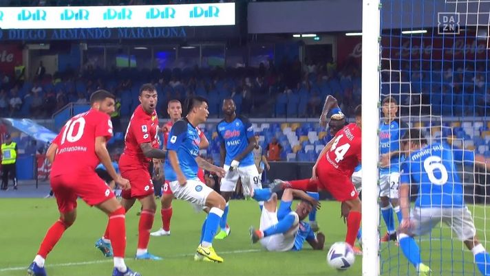 Napoli-Monza, la moviola: Fourneau perde un rigore per gli azzurri e un rosso napoli monza