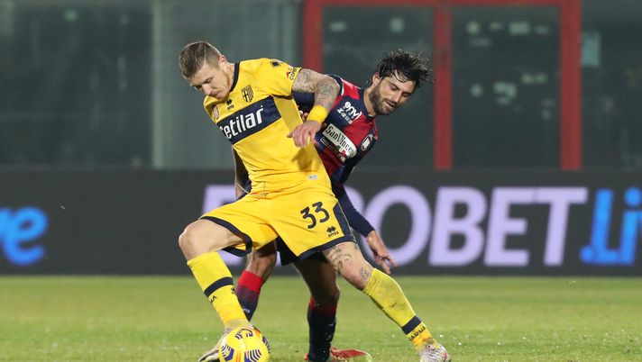 CROTONE, ITALY - DECEMBER 22: Sebastioano Luperto of Crotone competes for the ball with Juraj Kucka of Parma during the Serie A match between FC Crotone and Parma Calcio at Stadio Comunale Ezio Scida on December 22, 2020 in Crotone, Italy. (Photo by Maurizio Lagana/Getty Images) 