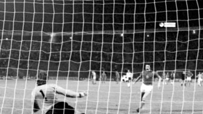 Der entscheidende Schuß im Elfmeter-Duell am 20.06.1976 in Belgrad im Europameisterschaftsfinale zwischen der deutschen Fußballnationalmannschaft und der CSSR beim Stand von 2:2 nach 90 Minuten und der Verlängerung: Der Münchner Torhüter Sepp Maier (vorn) wird von CSSR-Mittelfeldspieler Antonin Panenka eiskalt verladen. Panenka hebt den verzögert geschossenen Ball weich über Maier in die Mitte des Tores hinweg. Die CSSR steht als 5:3-Sieger fest. (Photo by Karl Schnörrer/picture alliance via Getty Images) Der entscheidende Schuß im Elfmeter-Duell am 20.06.1976 in Belgrad im Europameisterschaftsfinale zwischen der deutschen Fußballnationalmannschaft und der CSSR beim Stand von 2:2 nach 90 Minuten und der Verlängerung: Der Münchner Torhüter Sepp Maier (vorn) wird von CSSR-Mittelfeldspieler Antonin Panenka eiskalt verladen. Panenka hebt den verzögert geschossenen Ball weich über Maier in die Mitte des Tores hinweg. Die CSSR steht als 5:3-Sieger fest. (Photo by Karl Schnörrer/picture alliance via Getty Images)