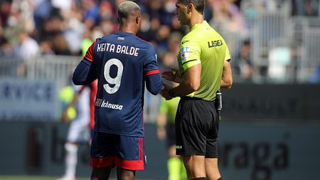 CAGLIARI, ITALY - OCTOBER 17:Keita Balde of Cagliari and the refree Matteo Marchetti during the Serie A match between Cagliari Calcio and UC Sampdoria at Sardegna Arena on October 17, 2021 in Cagliari, Italy. (Photo by Enrico Locci/Getty Images) CAGLIARI, ITALY - OCTOBER 17:Keita Balde of Cagliari and the refree Matteo Marchetti during the Serie A match between Cagliari Calcio and UC Sampdoria at Sardegna Arena on October 17, 2021 in Cagliari, Italy. (Photo by Enrico Locci/Getty Images)