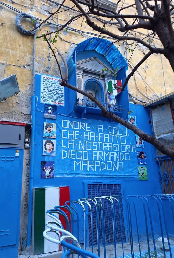 FOTO Napoli si tinge d’azzurro: striscioni, addobbi e bimbi sorridenti - immagine 3