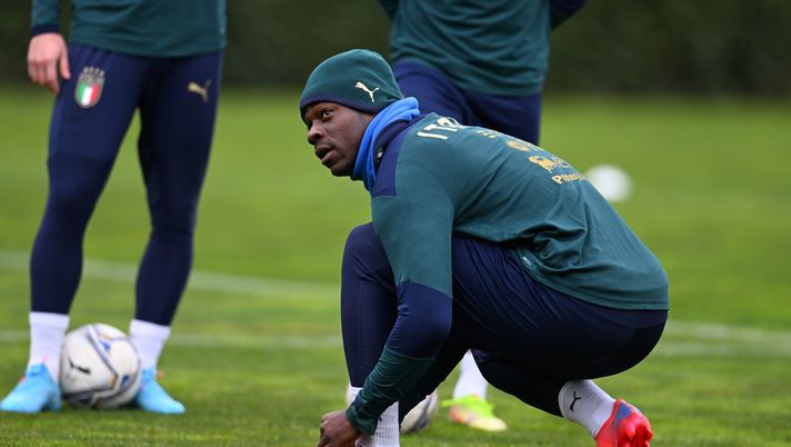 Balotelli nella bufera a Sion, bruciata la maglia: “Suda o vattene via” - immagine 1