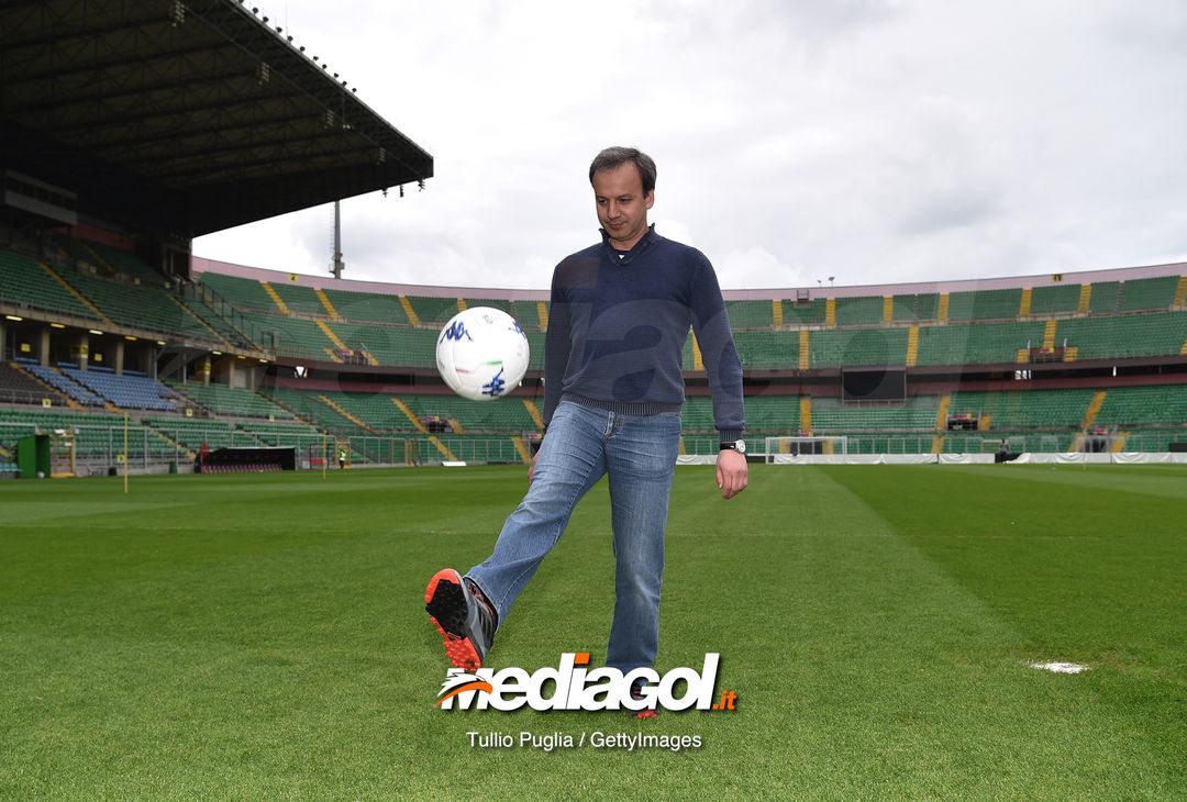  PALERMO, ITALY - MARCH 28: Arkady Dvorkovich, President of FIDE (Federation Internationale des Echecs-World Chess Federation) plays ball before a US Citta' di Palermo training session at Stadio Renzo Barbera on March 28, 2019 in Palermo, Italy. (Photo by Tullio M. Puglia/Getty Images) 