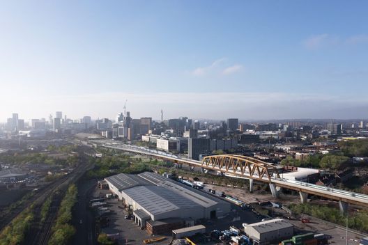 Il ponte trasporterà tre binari ferroviari paralleli ad alta velocità sulla linea ferroviaria esistente est-ovest Birmingham, il ponte ferroviario dedicato a Jude: il “Bellingham Bridge”- immagine 4