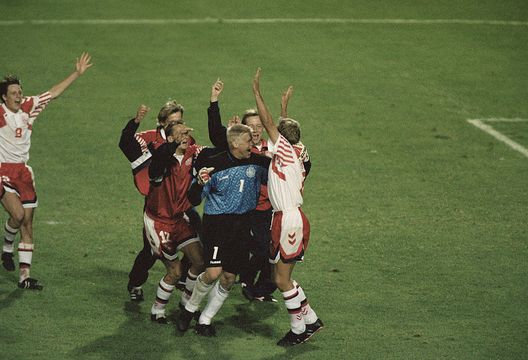 GOTHENBURG, SWEDEN - JUNE 22: Peter Schmeichel of Denmark celebrates victory with his team-mates in the penalty shoot-out to send Denmark into the final during the UEFA European Championships 1992 Semi-Final between Netherlands and Denmark held at the Ullevi Stadium on June 22, 1992 in Gothenburg, Sweden. (Photo by Simon Bruty/Allsport/Getty Images) United, senti Schmeichel: “Dispiaciuto per Ole, qualcosa non va nel club serve un progetto a lungo termine” - immagine 1