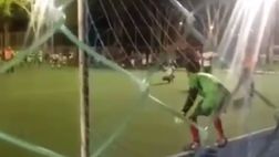 VIDEO / Pazzesco, bassotto para-rigori: ipnotizza l’attaccante e diventa l’idolo della folla