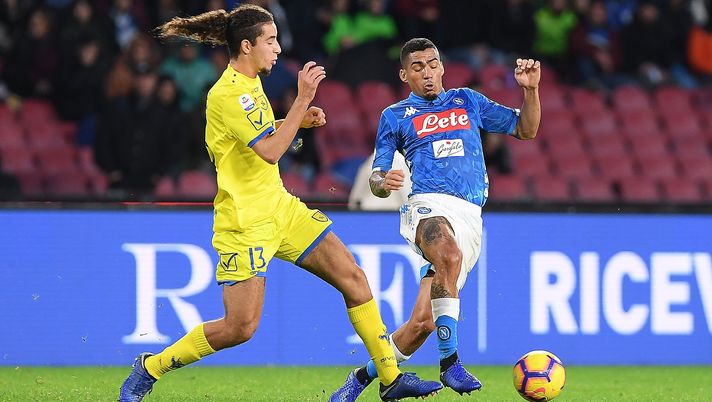 NAPLES, ITALY - NOVEMBER 25: Allan of SSC Napoli vies Sofian Kiyine of Chievo Verona during the Serie A match between SSC Napoli and Chievo Verona at Stadio San Paolo on November 25, 2018 in Naples, Italy.  (Photo by Francesco Pecoraro/Getty Images) 