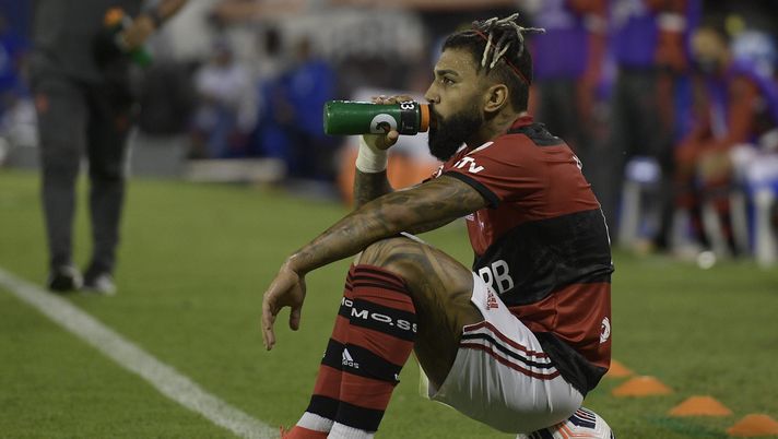 BUENOS AIRES, ARGENTINA - APRIL 20: Gabriel Barbosa of Flamengo cools off during a match between Velez Sarsfield and Flamengo as part of Group G of Copa CONMEBOL Libertadores 2021 at Jose Amalfitani Stadium on April 20, 2021 in Buenos Aires, Argentina. (Photo by Juan Mabromata - Pool/Getty Images) 
