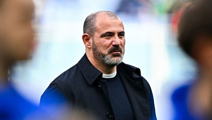 GENOA, ITALY - MARCH 05: Dejan Stankovic head coach of Sampdoria looks on prior to kick-off in the Serie A match between UC Sampdoria and Salernitana at Stadio Luigi Ferraris on March 5, 2023 in Genoa, Italy. (Photo by Simone Arveda/Getty Images) Stankovic: “Perché ho tolto Sabiri al 35′, non mi è piaciuto! Su Quagliarella…” - immagine 1