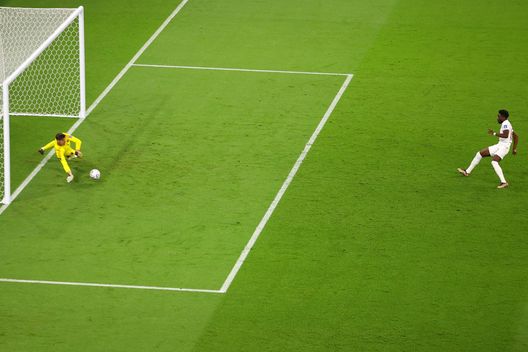 Courtois para il rigore di Alphonso Davies Courtois para il rigore di Alphonso Davies