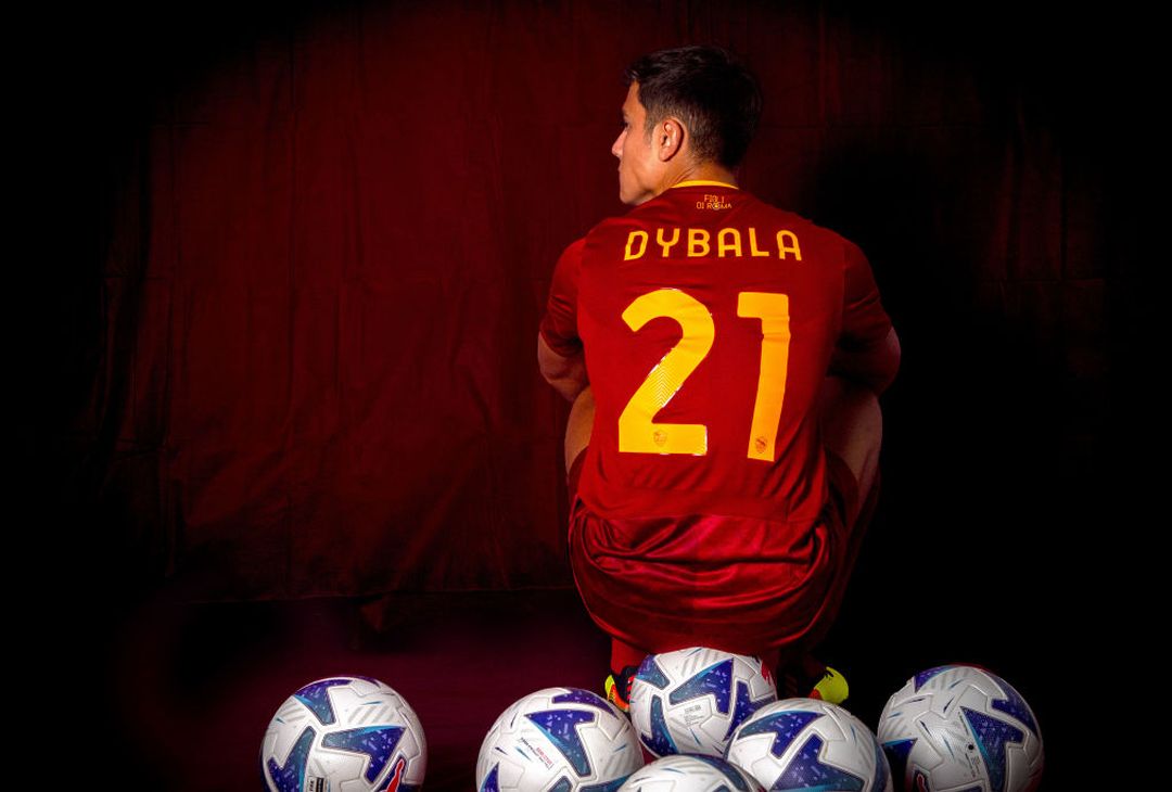 Dybala e la Roma: lo shooting suggestivo con la maglia giallorossa – FOTO GALLERY - immagine 2