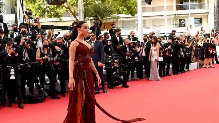 Georgina Rodriguez in barca come “una sirena spiaggiata”: la foto è hot Georgina Rodriguez in barca come “una sirena spiaggiata”: la foto è hot