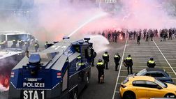 Cannoni ad acqua al derby d’Olanda: gli ultras di Feyenoord e Ajax erano stati avvisati…