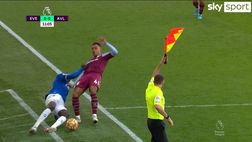 VIDEO/ Everton-Aston Villa, Doucoure strappa la maglia a Ramsey