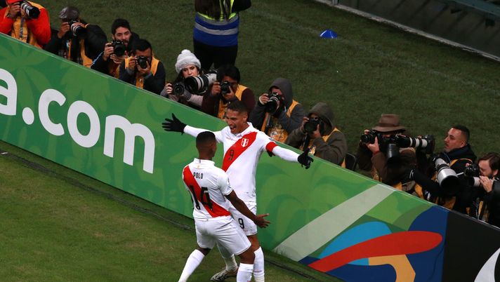 PORTO ALEGRE, BRAZIL - JULY 03: Paolo Guerrero of Peru celebrates after scoring the third goal of his team with teammate Andy Polo during the Copa America Brazil 2019 Semi Final match between Chile and Peru at Arena do Gremio on July 03, 2019 in Porto Alegre, Brazil. (Photo by Alessandra Cabral/Getty Images) PORTO ALEGRE, BRAZIL - JULY 03: Paolo Guerrero of Peru celebrates after scoring the third goal of his team with teammate Andy Polo during the Copa America Brazil 2019 Semi Final match between Chile and Peru at Arena do Gremio on July 03, 2019 in Porto Alegre, Brazil. (Photo by Alessandra Cabral/Getty Images)