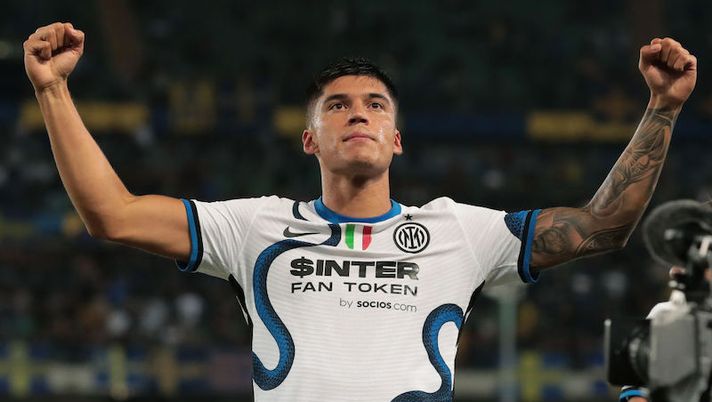 VERONA, ITALY - AUGUST 27: Joaquin Correa of FC Internazionale celebrates his first goal during the Serie A match between Hellas Verona and FC Internazionale at Stadio Marcantonio Bentegodi on August 27, 2021 in Verona, Italy. (Photo by Emilio Andreoli/Getty Images) NEWS – Correa, Immobile, Dybala, Ribery, Milenkovic, Rodriguez e Pellegrini: le novità - immagine 1